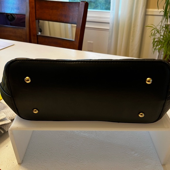 Ellen Tracy Black and Gold Crossbody Bag with Quilted Design - Picture 3 of 4